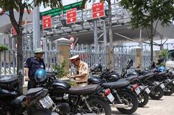 30 xe phân khối lớn 'xé gió' trên cao tốc, tông CSGT bị thương