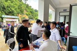 Khám sức khỏe, sàng lọc bệnh lao cho bà con vùng cao sau lũ