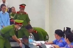 Vụ 'nâng khống giá cây xanh': Nghe VKS đề nghị mức án, cựu giám đốc ngã khuỵu gối
