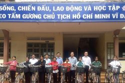 Trưởng ban Nội chính Tỉnh ủy tặng 20 xe đạp cho học sinh có hoàn cảnh khó khăn ở Chư Pưh