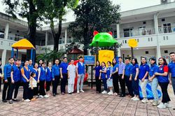 Trao quà cho người bệnh có hoàn cảnh khó khăn