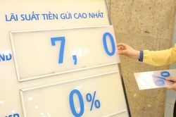 Lãi suất tiết kiệm không ngừng giảm, mức 7%/năm rất hiếm