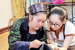 Mang nghề thêu đáp vải của người Mông đen đến với thủ đô