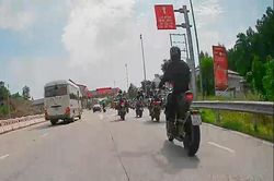 Điều khiển trái phép mô tô phân khối lớn vào cao tốc tông CSGT rồi bỏ chạy