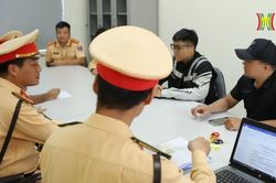 Mô tô phân khối lớn đâm bị thương một chiến sĩ CSGT