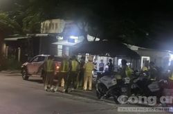 Người đàn ông lùi ô tô vào nhà tông tử vong bé trai hơn 1 tuổi con hàng xóm