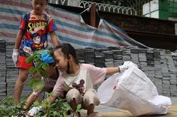 Nhiều bạn nhỏ hào hứng tham gia dọn rác bảo vệ môi trường tại Hà Nội trong ngày cuối tuần