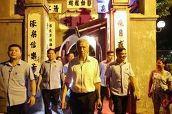 Thủ tướng Singapore thăm Di tích quốc gia đặc biệt Đền Ngọc Sơn, dạo phố đi bộ Hồ Gươm