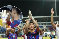 Văn Chuẩn gây sốt khi an ủi thủ môn Indonesia, được báo chí Đông Nam Á khen ngợi vì chơi xuất sắc