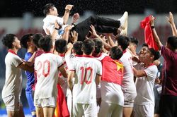 Cầu thủ U23 Việt Nam 'công kênh' HLV Hoàng Anh Tuấn, mừng vô địch U23 Đông Nam Á