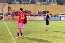 Bùi Tiến Dũng lủi thủi một mình trong ngày CAHN ăn mừng vô địch V-League