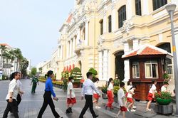 Trụ sở HĐND - UBND TPHCM đón khách tham quan dịp lễ Quốc khánh