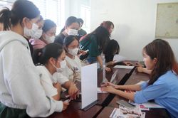 Gần 2.000 thí sinh làm thủ tục ngày đầu nhập học Trường ĐH Kinh tế Huế