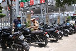 Nhóm mô tô phân khối lớn đi vào làn cao tốc, đâm bị thương Cảnh sát giao thông