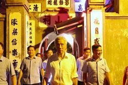Thủ tướng Singapore Lý Hiển Long dạo hồ Hoàn Kiếm, thăm đền Ngọc Sơn