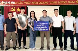Ban Nội chính Tỉnh ủy tặng quà học sinh nghèo ở huyện Quỳ Châu
