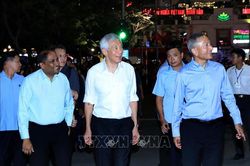 Thủ tướng Singapore thưởng thức ẩm thực, đi dạo phố đi bộ Hồ Hoàn Kiếm