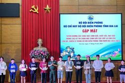 Tặng 300 suất quà cho học sinh giỏi, học sinh xuất sắc