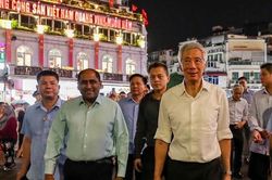 Thủ tướng Singapore dạo phố đi bộ, thăm đền Ngọc Sơn
