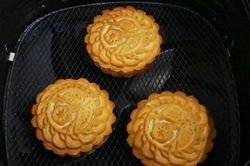 Làm bánh Trung thu nhanh gọn bằng nồi chiên