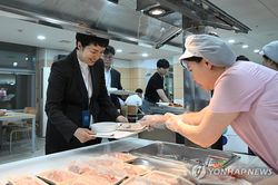 Tổng thống và Thủ tướng Hàn Quốc ăn hải sản để trấn an dư luận về nước thải Fukushima