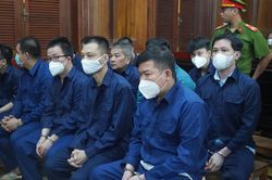 Hình ảnh tại tòa của 13 cựu công an phường trong vụ nhận tiền để thả người