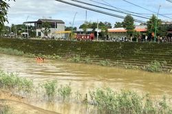 Ngã xe khi qua cầu sắt, một người rớt sông mất tích