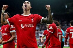 Van Dijk bị đuổi, Nunez hóa người hùng, Liverpool thắng ngược Newcastle để vào top 4 Ngoại hạng Anh