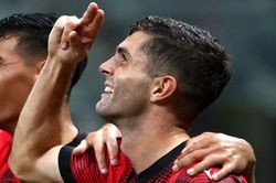 Milan bay cao, Roma của Mourinho chìm sâu ở vòng 2 Serie A