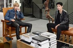 Mê mẩn với màn đọ dáng của 2 chàng 'Celine Boy' V BTS và Park Bo Gum