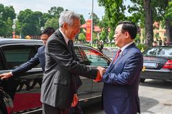 Chủ tịch Quốc hội Vương Đình Huệ hội kiến Thủ tướng Singapore Lý Hiển Long