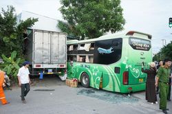 Thanh Hóa: Lao vào nhà dân sau va chạm, tài xế xe khách tử vong