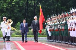 Thủ tướng Phạm Minh Chính chủ trì lễ đón Thủ tướng Singapore