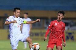 Bị treo giò 8 trận, Văn Quyết vẫn giành Vua phá lưới nội V-League 2023