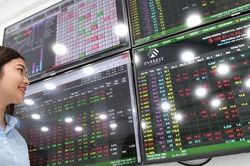 Tiền đổ mạnh vào chứng khoán, VN-Index vượt 1.200 điểm