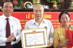 Nguyên Chủ tịch Ủy ban Trung ương MTTQ Việt Nam Huỳnh Đảm nhận Huy hiệu 55 năm tuổi Đảng