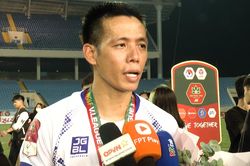 Văn Quyết nói gì khi CAHN nâng cúp, CLB Hà Nội trở thành 'cựu vương'?