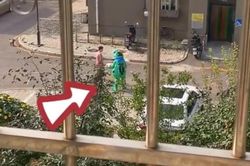 Người đàn ông 60 tuổi tạo bất ngờ lãng mạn cho bạn gái ngay trên đường phố