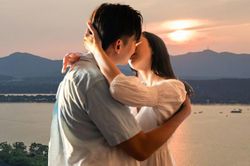 Chàng trai thủng màng nhĩ sau nụ hôn say đắm với bạn gái