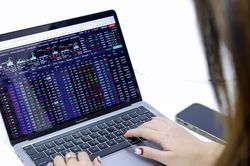 Vài tỷ USD nằm chờ, bất động sản, chứng khoán nổi sóng, VN-Index vượt 1.200 điểm