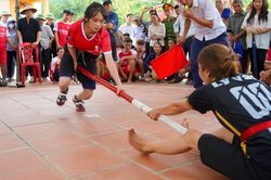 Phụ nữ Quảng Ninh trổ tài bắn nỏ, đẩy gậy, cánh mày râu vừa xem vừa reo hò
