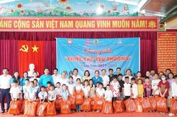 Chương trình 'Chiếc cặp yêu thương' trao 250 suất quà cho học sinh vùng khó của huyện Con Cuông