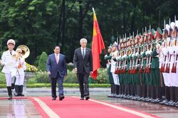 Thủ tướng Phạm Minh Chính chủ trì lễ đón Thủ tướng Singapore