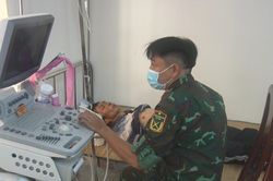 Bệnh xá đảo Phan Vinh cấp cứu ngư dân gặp nạn trên biển