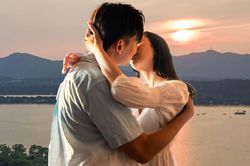 Thanh niên bị mất thính lực sau nụ hôn say đắm cùng bạn gái