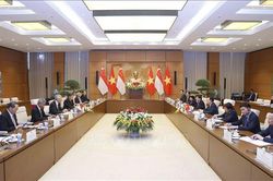 Chủ tịch Quốc hội Vương Đình Huệ hội kiến Thủ tướng Singapore Lý Hiển Long