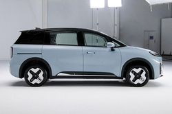 MPV chạy điện công suất 163 mã lực, phạm vi hoạt động 500km, giá hơn 430 triệu đồng