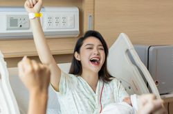 Minh Hằng 'rơi lệ' sau sinh, các mẹ bỉm đồng loạt an ủi nữ ca sĩ