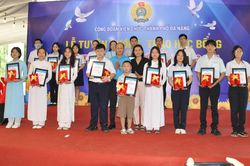 Tuyên dương, trao học bổng cho 127 học sinh xuất sắc tiêu biểu