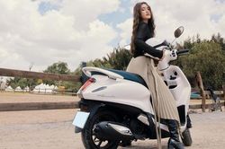Nàng thơ mới của làng diễn viên Gen Z cuốn hút bên Yamaha Grande hybrid